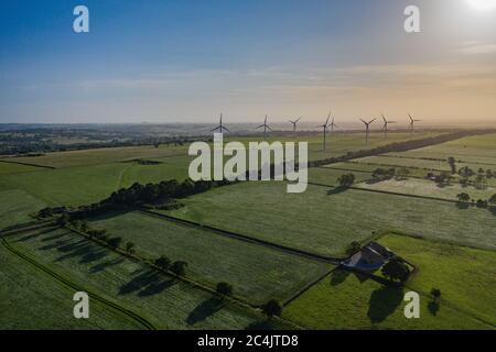 Die Windturbinen bei Sonnenaufgang liegen direkt vor Harrogate Stockfoto