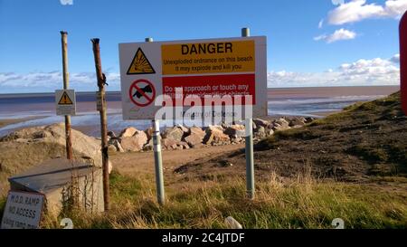 2017 Warnzeichen von nicht explodierten Verordnungen Bomben, Granaten, Granaten, Sprengstoff) am Strand in der Nähe von Hornsea, Yorkshire, UK. (Während des Zweiten Weltkriegs waren die Stadt und der Strand stark gegen eine Invasion befestigt.) Stockfoto