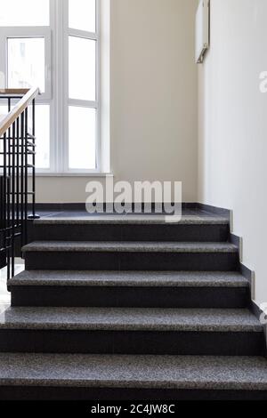 Treppe eines modernen Hauses mit dem Metallgeländer. Simplycity und Eleganz der modernen Design von Wohngebäuden. Stockfoto