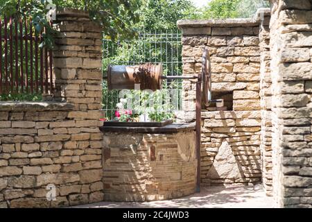 Traditionelle zeichnen gut in der Straße eines Dorfes. Der Brunnen ist aus Kalkstein. Stockfoto