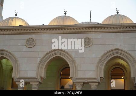 Dubai VAE Dezember 2019 Fassade einer Moschee mit verzierter Dekoration. Arabische Architektur. Arabisch-orientalisch gestaltete Türen der Moschee. Humaid Al Tayer Masjid Stockfoto