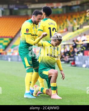 Todd Cantwell (rechts) von Norwich City feiert das erste Tor seiner Spieleseite, indem er beim FA Cup Viertelfinale in Carrow Road, Norwich, ein Knie eingeht. Stockfoto