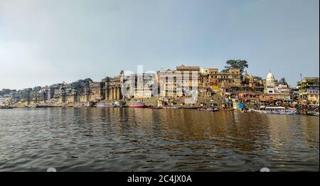 River Ganges, Varanasi, Uttar Pradesh, Indien; 30-Jan-2019; ein Panoramablick auf das Varanasi Flussufer, Varanasi Ghats Stockfoto