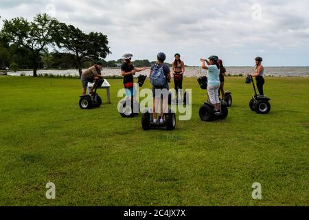 Corolla Park, North Carolina, USA - 10. Juni 2020. Ein Foto eines Führers, der eine Reisegruppe auf Segways in Corolla Park, NC, anspricht. Stockfoto