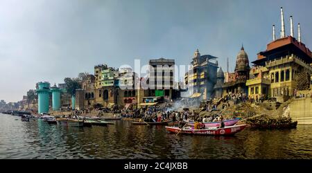 Manikarnika Ghat, River Ganges, Varanasi, Uttar Pradesh, Indien; 30-Jan-2019; eine panaromische Ansicht der Flussfront Stockfoto