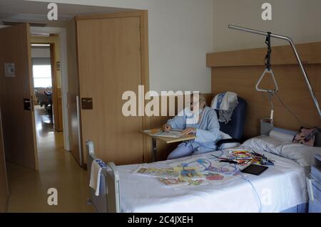 Im Krankenhaus eingewiesenen Frau verbringt sie ihre Freizeit Färbung Mandalas und andere Zeichnungen, hilft ihr zu entspannen und nicht zu denken. Stockfoto