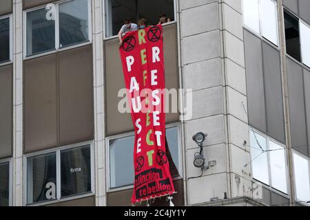 Brüssel, Belgien. Juni 2020. Aktivisten halten Plakate während eines Protestes von Extinction Rebellion Klimaaktivisten. Quelle: ALEXANDROS MICHAILIDIS/Alamy Live News Stockfoto