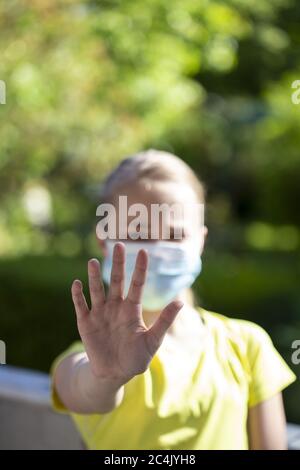 Mädchen (11) mit Mund-Nase-Schutz, Kiel, Schleswig-Holstein, Deutschland Stockfoto