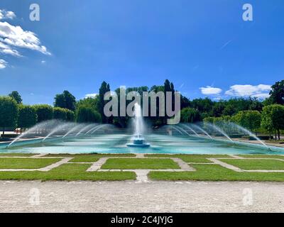 Schöner Springbrunnen im Freien mit tanzendem Wasser und einem Grasmuster an einem sonnigen Tag im Battersea Park, London Stockfoto