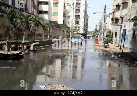 Überflutete Straße durch überlaufendes Abwasser verursacht Probleme für Pendler, zeigt Fahrlässigkeit der betroffenen Behörden, in Patel para in Karachi am Samstag, 27. Juni 2020. Stockfoto