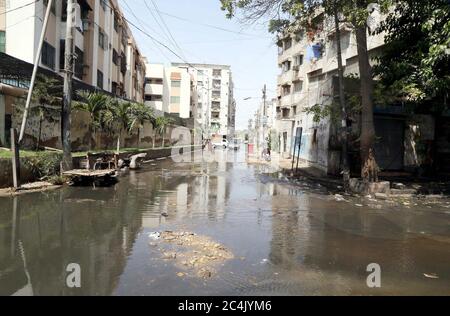 Überflutete Straße durch überlaufendes Abwasser verursacht Probleme für Pendler, zeigt Fahrlässigkeit der betroffenen Behörden, in Patel para in Karachi am Samstag, 27. Juni 2020. Stockfoto