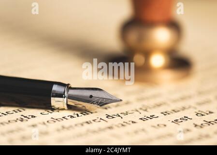 Gesetz, Notar Hintergrund Thema. Füllfederhalter und handgefertigtes Papier auf dem Schreibtisch Stockfoto