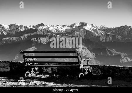 Sitz in der ersten Reihe zum Himalaya, Hatu Peak, Narkanda, Himachal Pradesh, Indien Stockfoto