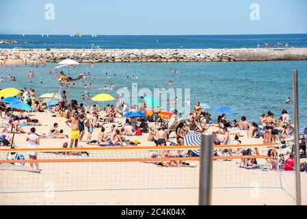 BARCELONA - 26. JUNI 2020: Platja de la Nova Icària Strand mit Menschen im Sommer nach COVID 19 am 26. Juni 2020 in Barcelona, ​​Spain. Stockfoto