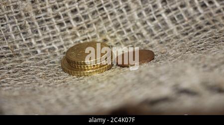 Einige Euro-Münzen auf Leinwandhintergrund. Wenig Geld Konzept. Powerty-Konzept Stockfoto