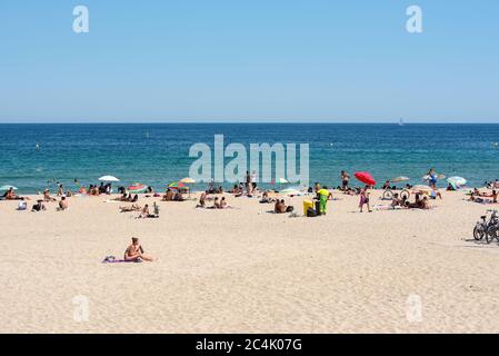 BARCELONA - 26. JUNI 2020: Platja de la Nova Icària Strand mit Menschen im Sommer nach COVID 19 am 26. Juni 2020 in Barcelona, ​​Spain. Stockfoto