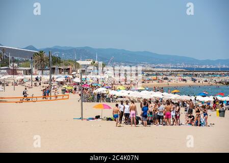 BARCELONA - 26. JUNI 2020: Platja de la Nova Icària Strand mit Menschen im Sommer nach COVID 19 am 26. Juni 2020 in Barcelona, ​​Spain. Stockfoto