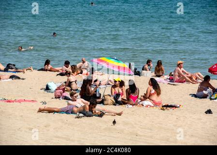 BARCELONA - 26. JUNI 2020: Platja de la Nova Icària Strand mit Menschen im Sommer nach COVID 19 am 26. Juni 2020 in Barcelona, ​​Spain. Stockfoto