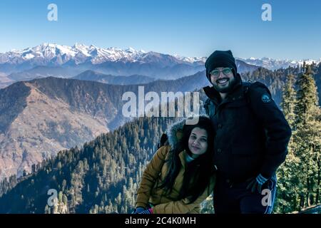 Narkanda, Himachal Pradesh, Indien; 28-Dec-2018; posiert mit der Shivalik-Reihe dahinter Stockfoto