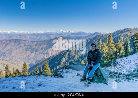 Narkanda, Himachal Pradesh, Indien; 28-Dec-2018; posiert mit der Shivalik-Reihe dahinter Stockfoto