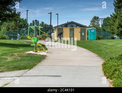 Davis, Kalifornien, USA. Juni 20, 2020. Die Trainingsgeräte und Toiletten des Davis Arroyo Parks wurden während der COVID-19 Pandemien-Sperre gesperrt Stockfoto