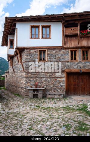 Architektonische Details aus dem traditionellen und authentischen bulgarischen Stil des 19. Jahrhunderts im Dorf Kovachevitsa Bulgarien als architektonische Identität in der Balkanregion, Osteuropa und dem Balkan Stockfoto