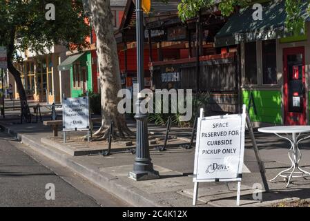 Davis, Kalifornien, USA. Juni 20, 2020. Ausgewiesene gekrümmte Abholstellen während der Pandemien von Covid-19 Stockfoto