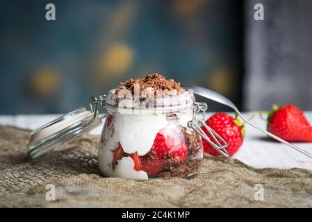 Erdbeer-Parfait-Dessert in einem Glas Nahaufnahme Stockfoto