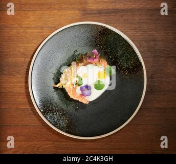 Lachskartar mit cremiger Sauce über der Ansicht von oben auf dem Holztisch Stockfoto