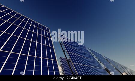 Lebendiges Bild von Sonnenkollektoren unter verstreuten Wolken Stockfoto