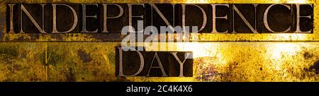 Independence Day Text mit echten authentischen Buchstaben auf vintage texturierten Silber Grunge Kupfer und Gold Hintergrund gebildet Stockfoto