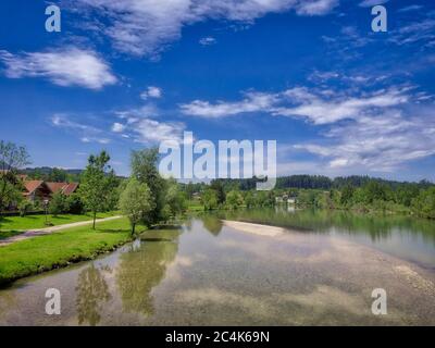 DE - BAYERN: Isar und Buergermeister-Stollreither-Promenade in Bad Tölz Stockfoto