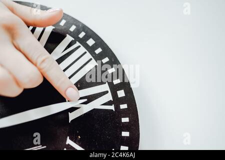 Hand übersetzt einen Pfeil auf der Uhr. Stockfoto