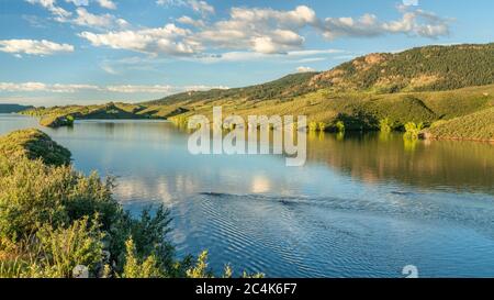 Schwimmer im Freien mit Schwimmbojen auf einem ruhigen See, Sommermorgendtraining Stockfoto