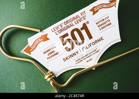 Nahaufnahme des Levis 501 Etiketts auf grünem Hintergrund. Stockfoto
