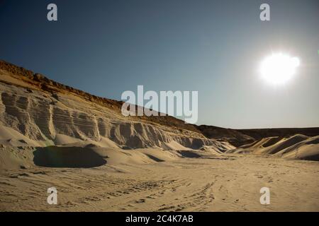 Sonnenuntergang in der Wüste. Viel Sand. Sanddünen. Wüstenlandschaft. Stockfoto