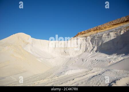 Geprägte Sandberge aus weißem Sand. Wüstenlandschaft. Stockfoto