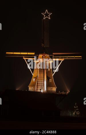 Historische Windmühle Venemansmolen mit Weihnachtsbeleuchtung Stockfoto