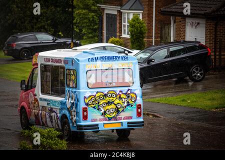 Ein Eiswagen wartet geduldig auf den Regen, um an einem regnerischen Tag aufzuhören Stockfoto