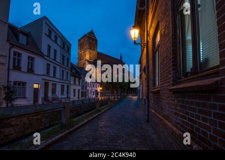 Kleine Straße in Wismar bei Nacht. Stockfoto