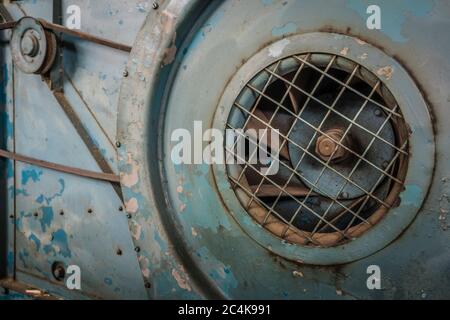 Gehäuse des Windgebläses an einer alten Maschine Stockfoto