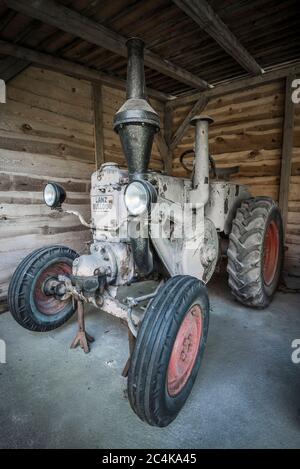 Alter Traktor in einer Scheune Stockfoto