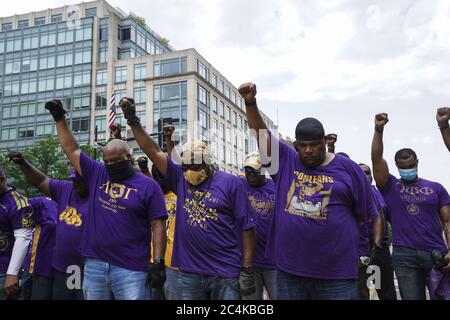 Washington, Usa. Juni 2020. Mitglieder der Omega PSI Phi Fraternity nehmen am Samstag, 27. Juni 2020, an den Black Lives Matter Demonstartionen auf dem Black Lives Matter Plaza in Washington, DC Teil. Proteste, Demonstrationen und Versammlungen haben täglich seit dem Tod von George Floyd in Minneapolis, MN, stattgefunden. Foto von Leigh Vogel/UPI Kredit: UPI/Alamy Live News Stockfoto