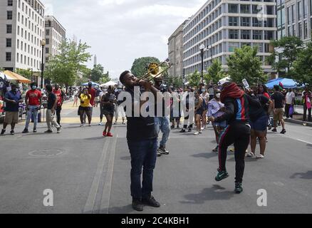 Washington, Usa. Juni 2020. Die Experience Band und Show treten während der Chocolate City Experience & Black Lives Matter DC Collab am Black Lives Matter Plaza am Samstag, 27. Juni 2020 in Washington, DC auf. Proteste, Demonstrationen und Versammlungen haben täglich seit dem Tod von George Floyd in Minneapolis, MN, stattgefunden. Foto von Leigh Vogel/UPI Kredit: UPI/Alamy Live News Stockfoto