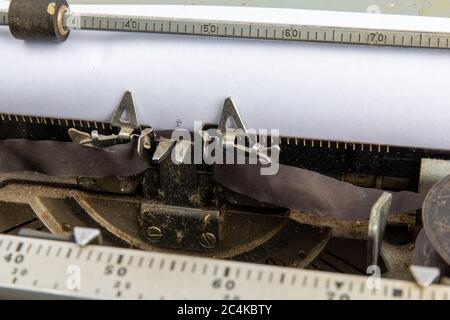 Nahaufnahme selektiver Fokus der Platte einer grungigen alten Reporter Handschreibmaschine Stockfoto