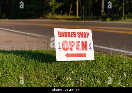 Generisches Barber Shop offenes Schild, außen mit Kopierplatz Stockfoto