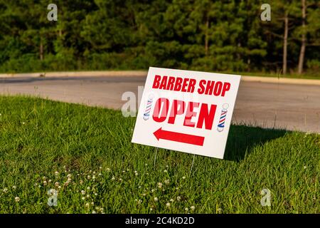 Bright Barber Shop offenes Schild, draußen mit Kopierraum Stockfoto