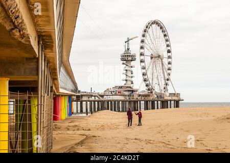 Pier am Strand von Scheveningen mit Riesenrad. Den Haag, Niederlande Stockfoto