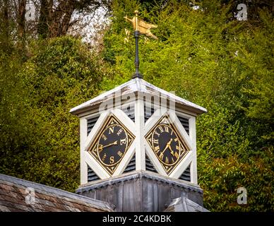 Turmuhr und Solarkompass auf dem Dach des Endsleigh Hotels in West Devon, England Stockfoto