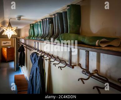 Endsleigh Hotel in West Devon, England. Stiefel und Regenjacken stehen den Hausgästen zur Verfügung. So kann der Garten bei jedem Wetter erkundet werden. Falsche Kleidung gilt nicht mehr als Entschuldigung Stockfoto